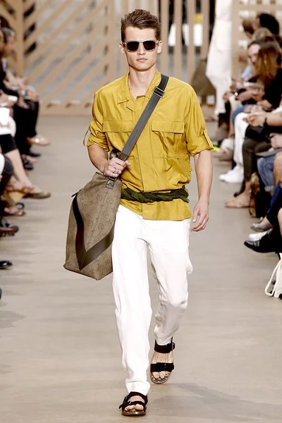 Look 15